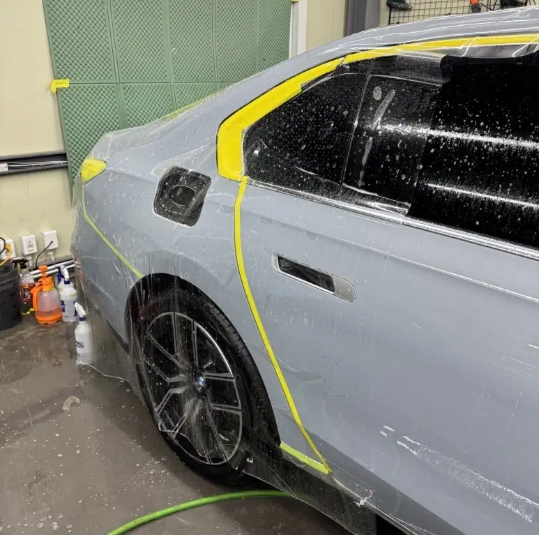 BMW i7 전체 PPF 시공 중